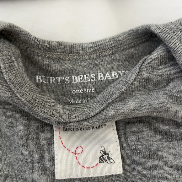 Burt’s Bees Organic newborn set sleep gown with matching hats - Picture 4 of 5